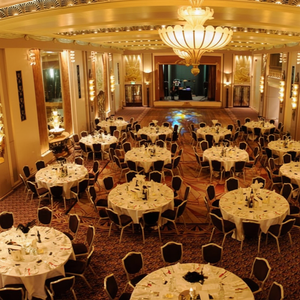 Silla de banquete apilable de metal para hoteles y salones de banquetes Diseño de acero duradero - Product Image 1