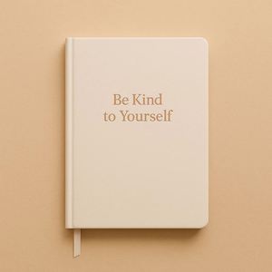 Soyez en douceur avec vous-même : Journal A5 en similicuir à couverture rigide pour l'autosoins, la réflexion quotidienne et la gratitude – Cadeau pour la santé mentale - Product Image 1