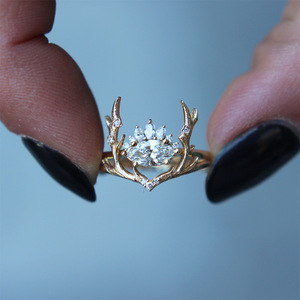 Anello con Corna di Cervo, Stile Europeo Elegante, Gioiello da Dito con Motivo Animale e Accento in Pietra, Regalo di Moda per Donne - Product Image 1