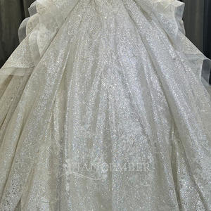 Robes de mariée modernes et élégantes, coupe princesse, personnalisées, imprimé floral, décolleté cœur, traîne chapelle, longueur ras du sol, ornées de sequins et de perles - Product Image 6