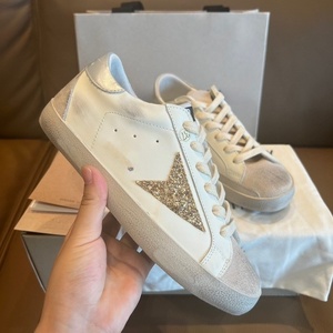 Chaussures blanches en cuir de vachette grainé de haute qualité pour femme et homme, avec étoiles dorées à paillettes et queues argentées, rehaussantes invisibles - Product Image 1