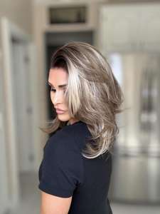 Perruques synthétiques frontales 13x4 HD Lace transparentes sans colle, résistantes à la chaleur, avec mèches blondes noisette de haute qualité, en gros - Product Image 3