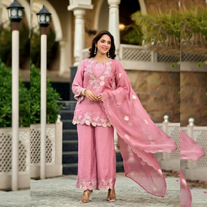 Tenue Sharara traditionnelle indienne et pakistanaise rose brodée avec dupatta en tulle, prête à porter pour mariage, remise de diplôme, Diwali et occasions festives - Product Image 1