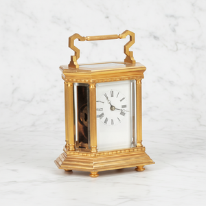 Reloj de Carruaje Antiguo de Latón con Diseño de Columna Dorica Hexagonal, Repetidor de 8 Días, Plataforma Visible y Escape de Carruaje - Product Image 3