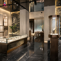 Sundo, boutique de bijoux et de montres de luxe, mobilier avec vitrine d'îlot sur mesure et présentoirs muraux pour clients haut de gamme