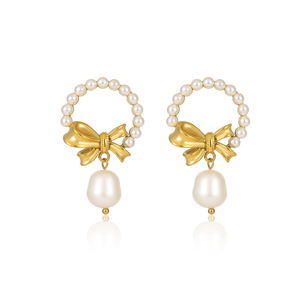 Boucles d'oreilles créoles en perles de style vintage avec nœud en or Boucles d'oreilles en perles baroques Bijoux rétro élégants pour femmes - Product Image 1