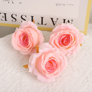 Tête de rose artificielle en soie rose clair, accessoire de décoration de mariage, haute simulation, réutilisable - Product Image 3