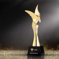 Trophée Aigle en Résine et Métal en Gros avec Base en Cristal Noir, Personnage Métallique Personnalisé, Cadeaux Souvenirs et Récompenses Faucon Doré