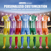 Vente en gros de kits de joueurs de football avec logo et design personnalisés, impression par sublimation de l'uniforme de football.