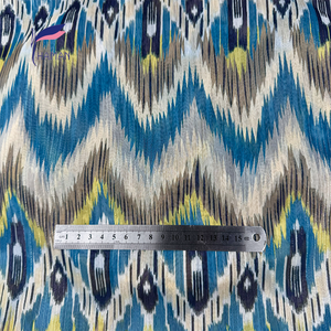 Tissu géométrique 100 % polyester 60 g/m² en gros, bleu électrique, lignes métalliques dorées en zigzag, ultra-transparent, entoilage - Product Image 4