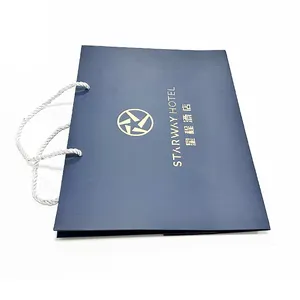 Sacola de compras luxuosa profissional com alça de papel para roupas com estampa personalizada, sacola para presente em massa com seu próprio logotipo
