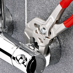 Pince à bec croisé Knipex réglable en acier au chrome-vanadium de qualité industrielle avec mâchoires dentelées - Product Image 1