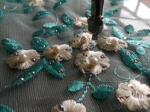 Petite machine à strass automatique pour la pose de strass sur vêtements et la décoration de cristaux - Product Image 1