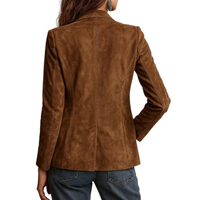 Veste en daim marron élégante pour femme, collection automne 2026, avec poches et fermeture boutonnée