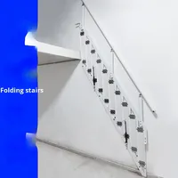 Escalier en verre rétractable moderne de type loft duplex intérieur/extérieur avec garde-corps en verre mural, accès au loft latéral du deuxième étage