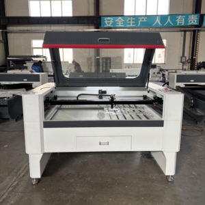 Machine de gravure et de découpe laser CO2 haute performance pour badges professionnels, boutons de manchette, récompenses, bracelets en silicone, jeans, denim et textiles - Product Image 5