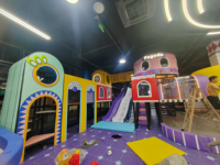 Parc d'attractions intérieur coloré pour enfants avec aire de jeux souple, structures d'escalade, piscine à balles et grand toboggan