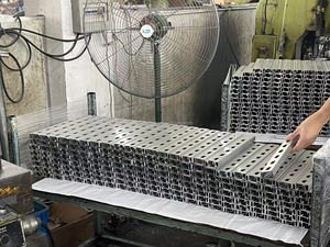 CE / ISO ha certificato la struttura di montaggio solare della cremagliera di alluminio resistente per il tetto ondulato del metallo delle mattonelle e l'azienda agricola - Product Image 3