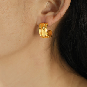 Pendientes Huggie de Oro con Forma Geométrica, Poste de Acero Inoxidable, para Uso Diario - Product Image 2