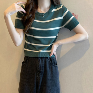 Summer Striped Knitted Short-sleeved T-shirt pour femmes Polyester Niche Slim-fit Design with Fitted Shoulder Top - Product Image 4