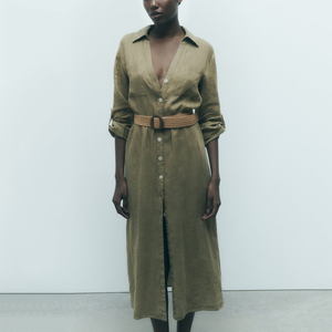 Vente en gros de robe longue décontractée à col en V en coton et lin à la mode robe chemise pour femmes de couleur unie à manches retroussées avec ceinture - Product Image 2