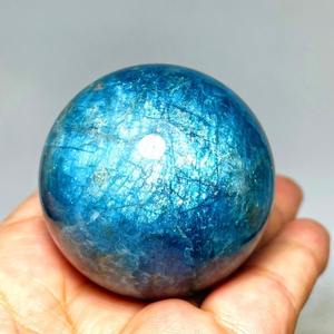 Bola de Apatita Azul Líquida Miraculous Bluerush de 7-7.5cm con Patrón Floral para Meditación por CrystalHola - Product Image 2
