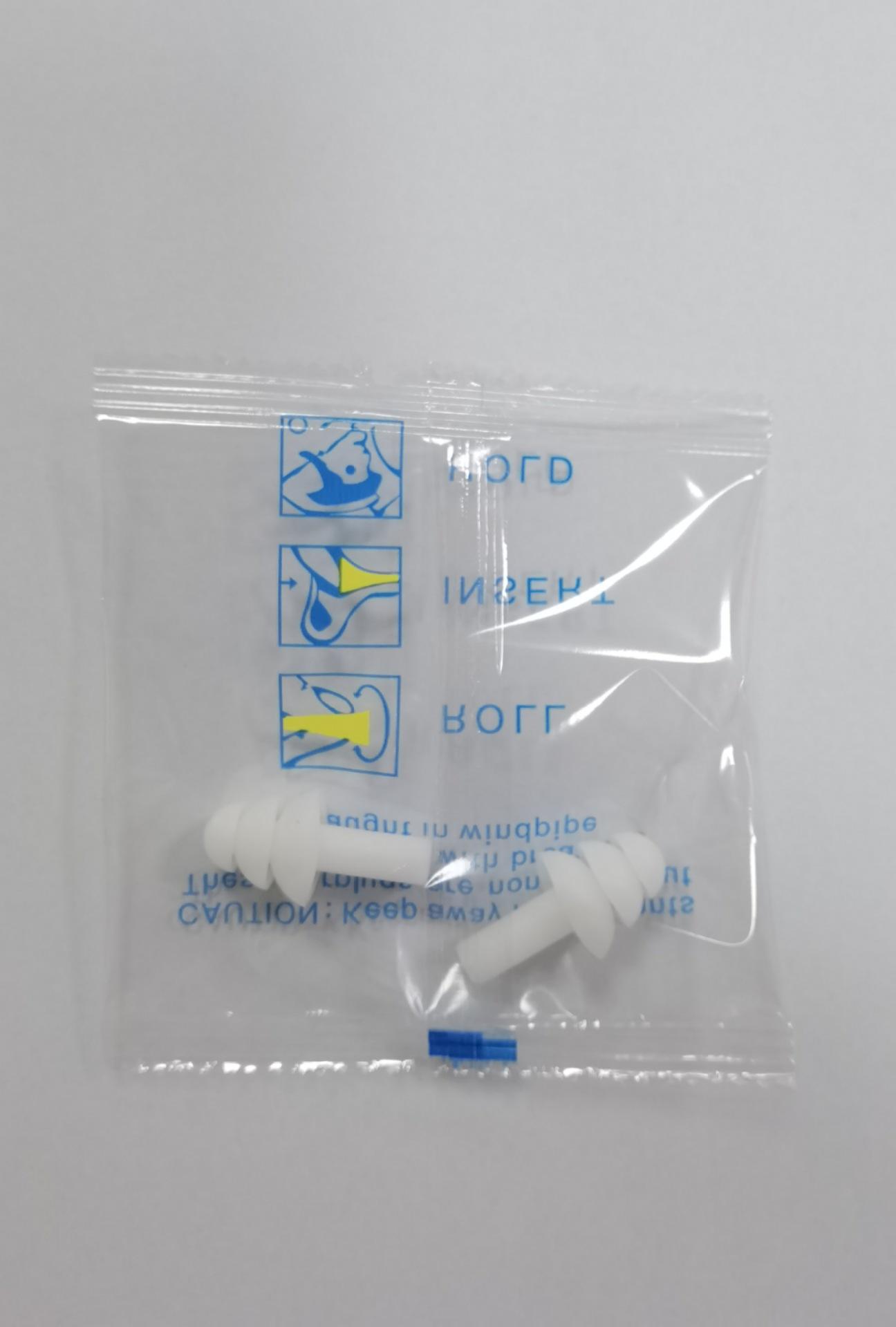 ที่อุดหูสีขาวคู่หนึ่งในกระเป๋า