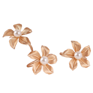 Accessoires décoratifs de table en métal rose doré de luxe, anneaux de serviette en perles et fleurs pour les fêtes, en stock - Product Image 1