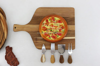 Houten snijplank met handvat, geschikt voor brood, vlees, fruit, kaas en het serveren.