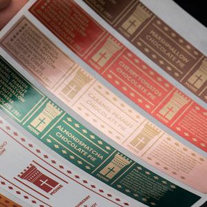 Étiquettes autocollantes personnalisées en vinyle argenté brossé brillant pour emballage de produits, impression couleur, feuilles d'autocollants adhésifs imperméables - Product Image 1