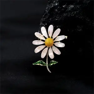 Женская брошь в виде цветка с эмалью
