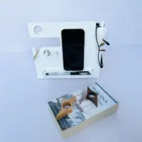 カスタムソリッド木製デスクオーガナイザー携帯電話スタンド時計ホルダーキーフック充電木製電話ドッキングステーションオーガナイザー
