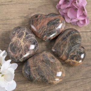 Venta al por mayor de piedra de palma tallada en forma de corazón de piedra lunar gris, de cristal natural pulido, para regalo - Product Image 1