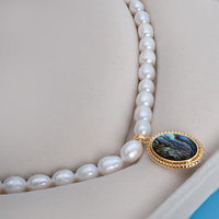 Collar de perlas de agua dulce naturales blancas al por mayor con colgante de nácar verde pavo real, joyería de caja de regalo para mujer