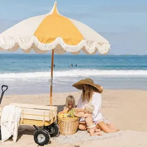 Personnalisé extérieur 6.5ft 7ft poteau en bois Premium toile soleil Parasol luxe blanc frangé plage pagode parapluies avec glands