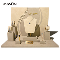 Présentoirs à bijoux en microfibre velours beige-gris personnalisés Mason – Lot de présentoirs de luxe pour colliers, bagues et bracelets (commande en gros)