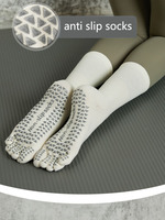 Chaussettes de yoga de haute qualité en gros femmes poignées antidérapantes chaussettes antidérapantes chaussettes Pilates Grip conception de logo personnalisé
