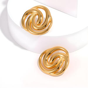 Pendientes de tuerca de declaración de remolino dorado Estilo geométrico en espiral Perfecto para looks de moda - Product Image 2