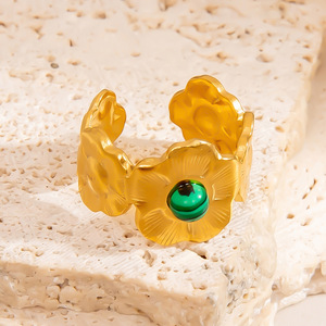 Bague en or en forme de fleur avec incrustation de pierre bleue pour femme, à porter au quotidien - Product Image 3