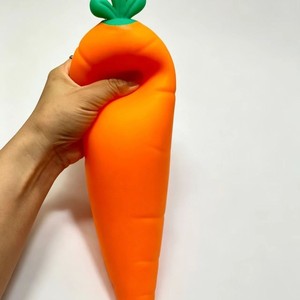 Jouet Squishy Géant Carotte 30cm – Doux, Anti-Stress et Décompression - Product Image 4