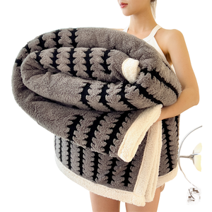 Manta de terciopelo jacquard de poliéster catiónico engrosado teñida con hilo, chal de forro polar coral, moderna, para todas las estaciones, invierno, ropa de cama cuadrada - Product Image 1
