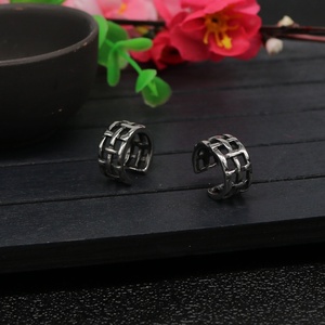 Boucle d'oreille personnalisée pour homme en acier inoxydable 316L, étanche, résistante au ternissement, motif treillis, clip d'oreille, cartilage, style punk minimaliste, cadeau - Product Image 3