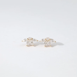 Boucles d'oreilles clous demi-fleur en or massif 18 carats avec diamants naturels ou de laboratoire – Bijoux fins minimalistes – Cadeau de fiançailles pour elle - Product Image 1