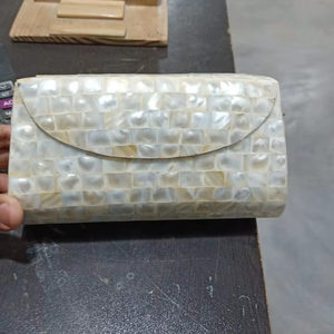 Charme exquis sur mesure de notre pochette incrustation de nacre et son design structuré assure la durabilité. Idéal pour les mariées - Product Image 1