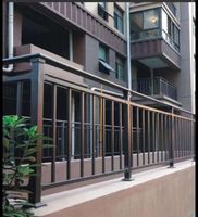 Gril de fenêtre de balcon extérieur moderne Panneaux de clôture de sécurité en fer forgé Treillis de conception 3D en acier galvanisé avec revêtement en bois