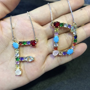 สร้อยคอประดับเพชรสวิสสีเหลืองทองตัวอักษรสีรุ้งแวววาวสำหรับผู้หญิง - Product Image 6