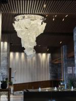 Grand luminaire d'escalier en cristal sur mesure, lustre moderne de luxe pour hall d'hôtel, restaurant