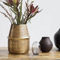 Vase élégant en métal en fer pour les amateurs d'art moderne Vase en acier inoxydable en métal Vase à fleurs pour la décoration intérieure