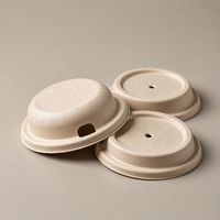 Couvre-gobelet jetable en bagasse de canne à sucre moulée de 90 mm avec trou de boisson et aération pour les cafés, salons de thé et plats à emporter