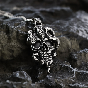 Colgante de calavera de acero inoxidable yunnique con serpiente, estilo gótico, amuleto para hombre, para combinar con ropa, regalo - Product Image 3